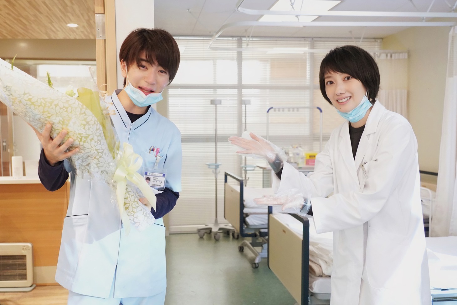 左から高橋優斗（HiHi Jets / ジャニーズJr.）、波瑠。(c)日本テレビ