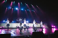 「School days」を披露するさくら学院。（写真提供：アミューズ）