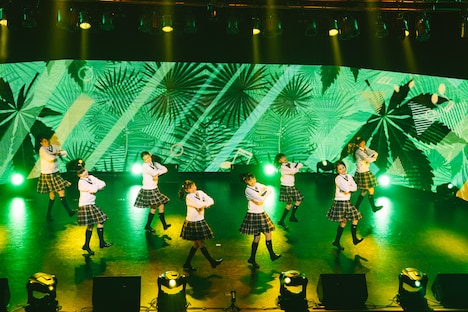 「アニマリズム」を披露するさくら学院。（写真提供：アミューズ）