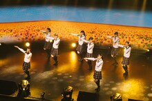「FRIENDS」を披露するさくら学院。（写真提供：アミューズ）
