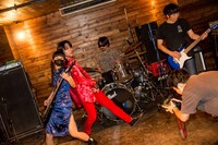 DEATHRO「ILLUSION...追いかけて」ミュージックビデオ撮影時の様子。（撮影：小野由希子）