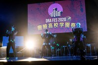 SUPER★DRAGON「DRA FES 2020『龍崎高校学園祭』」の様子。左から古川毅、志村玲於、ジャン海渡。（撮影：笹森健一）