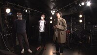 下北沢Daisy Barを訪問する尾崎世界観（クリープハイプ）。（写真提供：NHK）