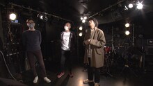 下北沢Daisy Barを訪問する尾崎世界観（クリープハイプ）。（写真提供：NHK）