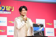 自宅から持参した「ガンダム」のレコードを紹介する及川光博。