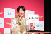 「いい沼ハマってんね」の札を掲げる及川光博。