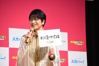 「いい沼ハマってんね」の札を掲げる及川光博。