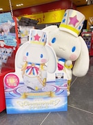 自身のスタンディと記念撮影するシナモロール。