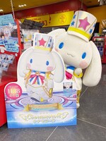 自身のスタンディと記念撮影するシナモロール。