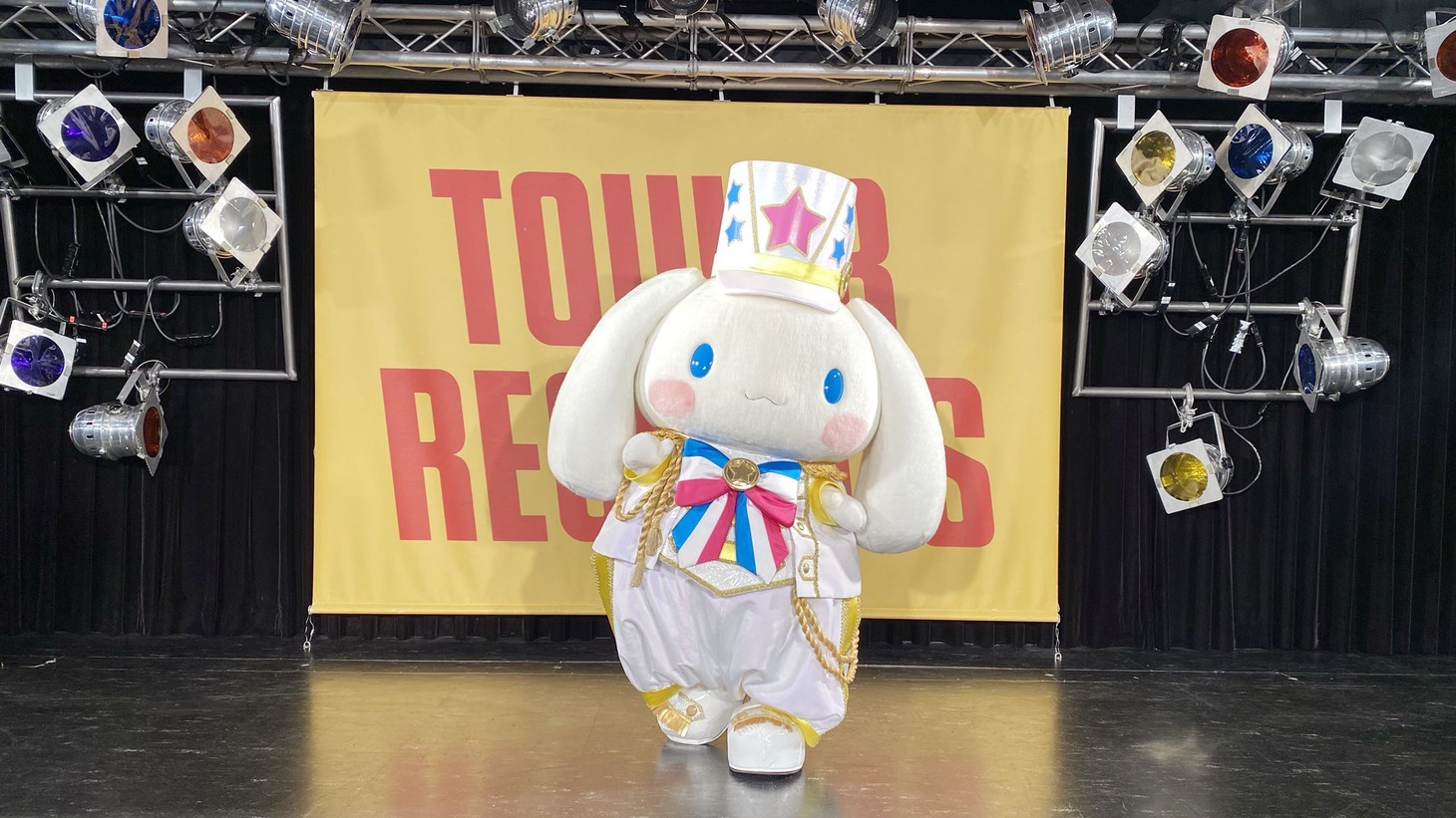 タワーレコード渋谷店地下のCUTUP STUDIOステージに立つシナモロール。
