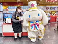 タワーレコード渋谷店スタッフと記念撮影するシナモロール。