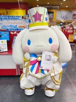 タワーレコード渋谷店に贈るサインを書いたシナモロール。