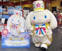 自身のスタンディと記念撮影するシナモロール。