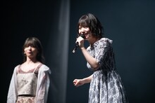 「ツアーファイナルはお弁当があって、肉とお魚があったから、ひなはお肉を選びました。お肉パワーでがんばります」と挨拶する小山ひな（右）。