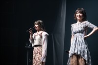 「ツアーファイナルということでお弁当がありました。お弁当の中身は魚です。お魚パワーでがんばります」と小山ひなの声マネで挨拶する羽島めい（左）。