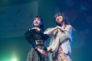 ユニット曲「SISTERS」を披露する羽島姉妹。