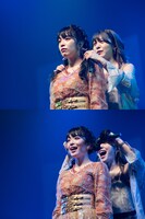 塩見きら（前）の髪で遊ぶ羽島めい（後）。