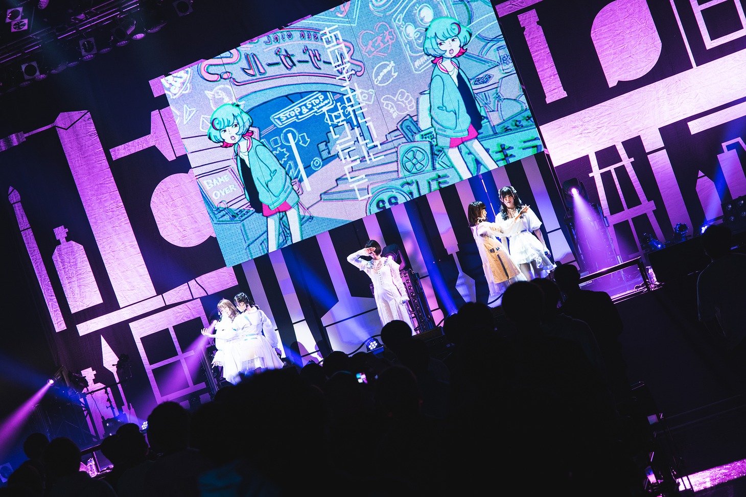 真っ白なキャンバス「君と生きる」の様子。（写真提供：キングレコード）