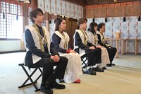 映画のヒット祈願を行う白洲迅、平祐奈、白濱亜嵐、優希美青、三木康一郎監督。