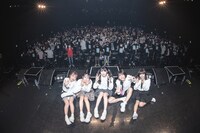 真っ白なキャンバス「君と生きる」の様子。（写真提供：キングレコード）