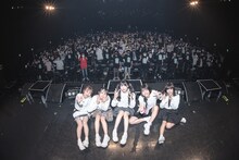 真っ白なキャンバス「君と生きる」の様子。（写真提供：キングレコード）