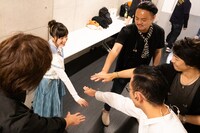 円陣を組む有安杏果とバンドメンバー。（写真提供：Apricot Music Records）