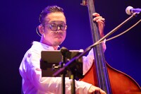 川崎哲平（B）（写真提供：Apricot Music Records）