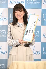 川柳を発表する優希美青。