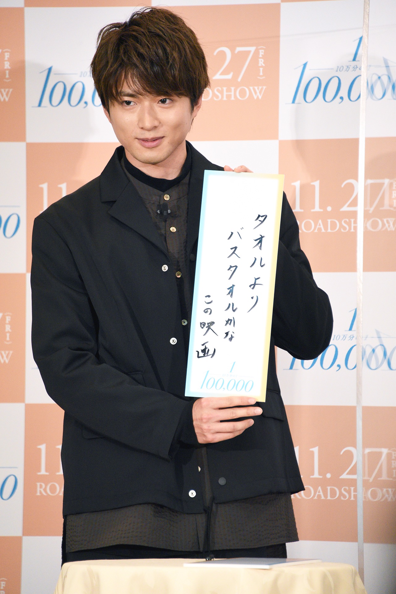 川柳を発表する白洲迅。