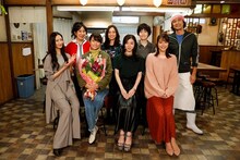 miletと「七人の秘書」のキャスト陣。 (c)テレビ朝日