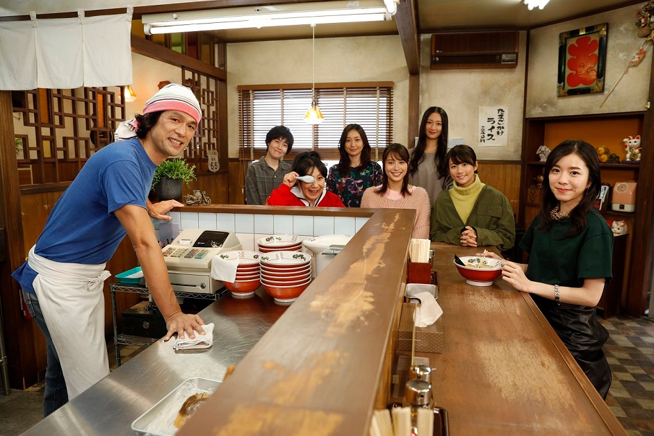 「七人の秘書」のラーメン店「萬」のセットを訪れたmilet（右）。 (c)テレビ朝日