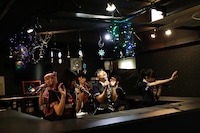 秋葉原ディアステージの"D2"カウンターバーでパフォーマンスするでんぱ組.inc。（撮影：チェリーマン）