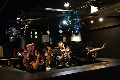 秋葉原ディアステージの"D2"カウンターバーでパフォーマンスするでんぱ組.inc。（撮影：チェリーマン）