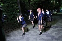 秋葉原の路上でパフォーマンスするでんぱ組.inc。（撮影：チェリーマン）