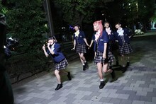 秋葉原の路上でパフォーマンスするでんぱ組.inc。（撮影：チェリーマン）