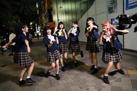 秋葉原の路上でパフォーマンスするでんぱ組.inc。（撮影：チェリーマン）