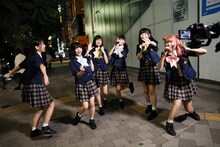 秋葉原の路上でパフォーマンスするでんぱ組.inc。（撮影：チェリーマン）