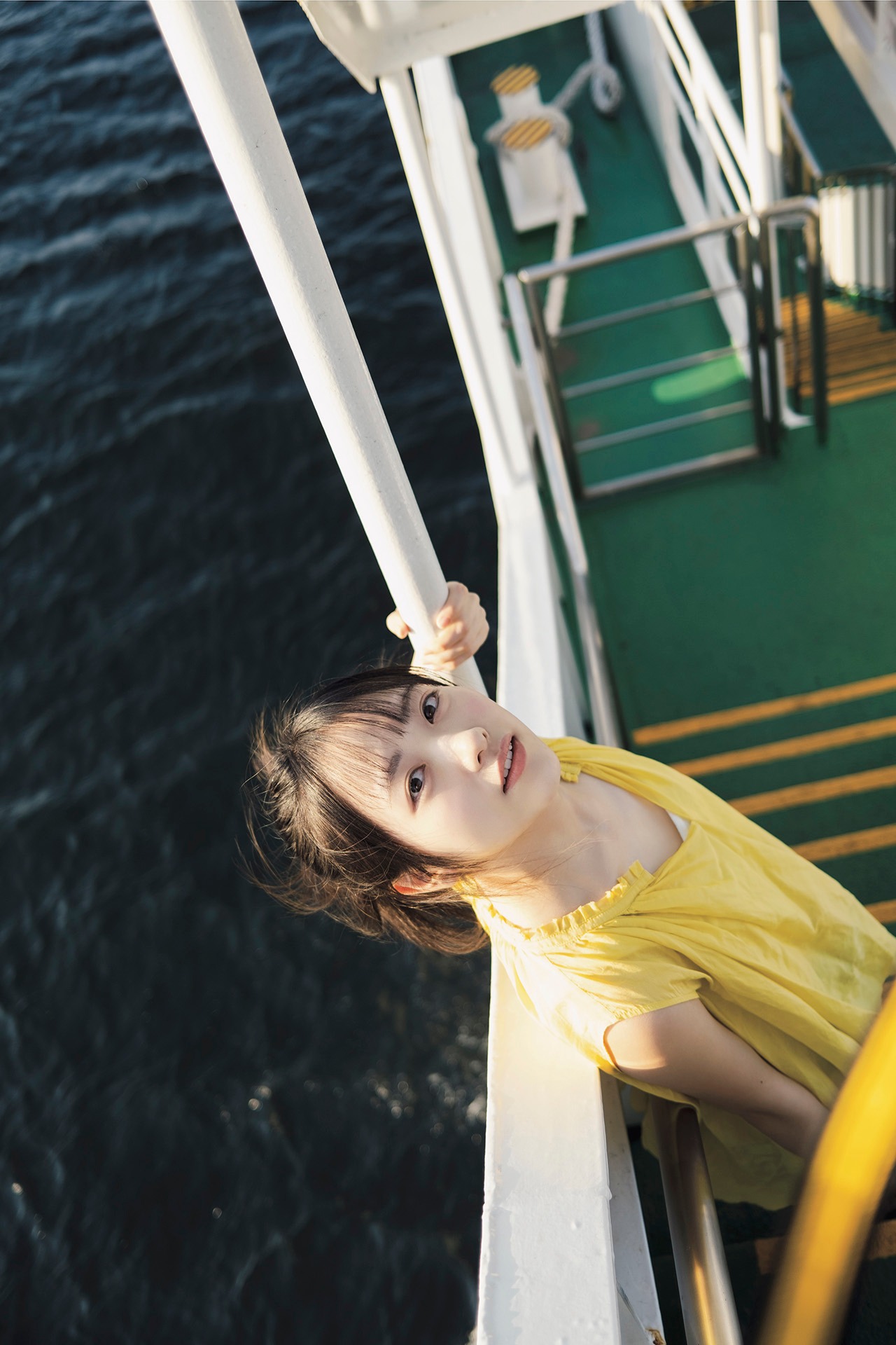 石田千穂の1st写真集「檸檬の季節」の裏表紙。（撮影：YOROKOBI）