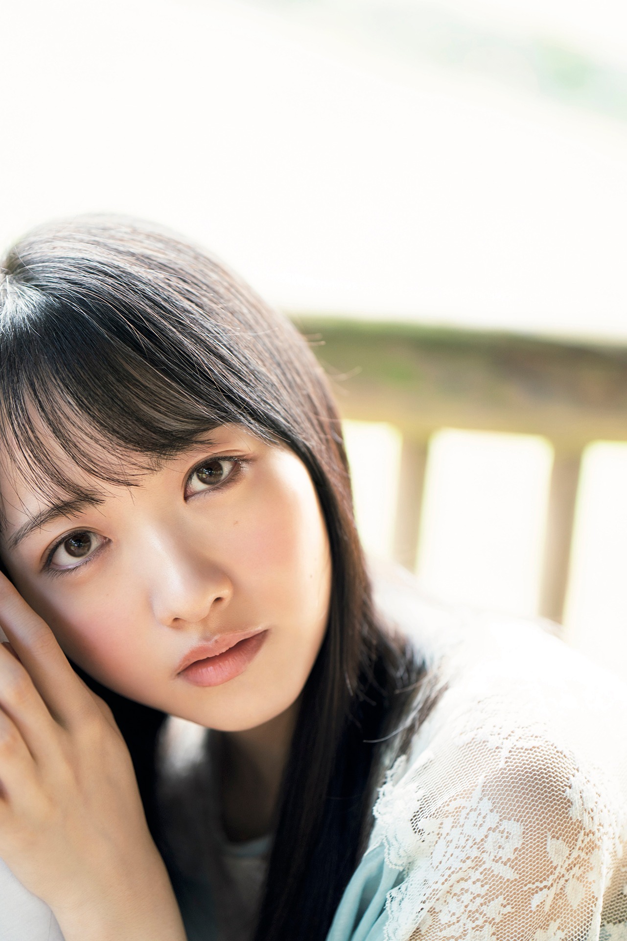 石田千穂の1st写真集「檸檬の季節」の表紙。（撮影：YOROKOBI）