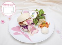 「櫻坂46カフェ」ホワイトハンバーガーと櫻プチデリセット