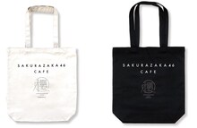 「櫻坂46カフェ」グッズのトートバッグ。