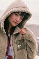 HELLY HANSENとのコラボウェアを着用するiri。