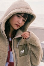 HELLY HANSENとのコラボウェアを着用するiri。