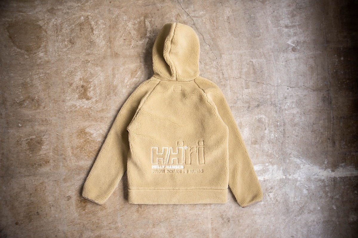 iriとHELLY HANSENのコラボウェア。