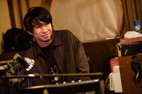 PA卓でマジックショーを見守る吉田結威（G, Vo）。（Photo by nishinaga "saicho” isao）