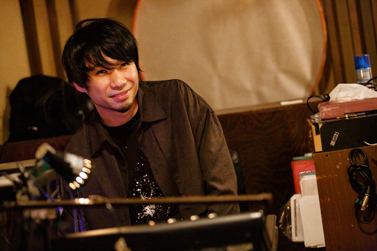 PA卓でマジックショーを見守る吉田結威（G, Vo）。（Photo by nishinaga "saicho” isao）