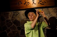 ハンカチを消すマジックを披露する山田義孝（Vo）。（Photo by nishinaga "saicho” isao）