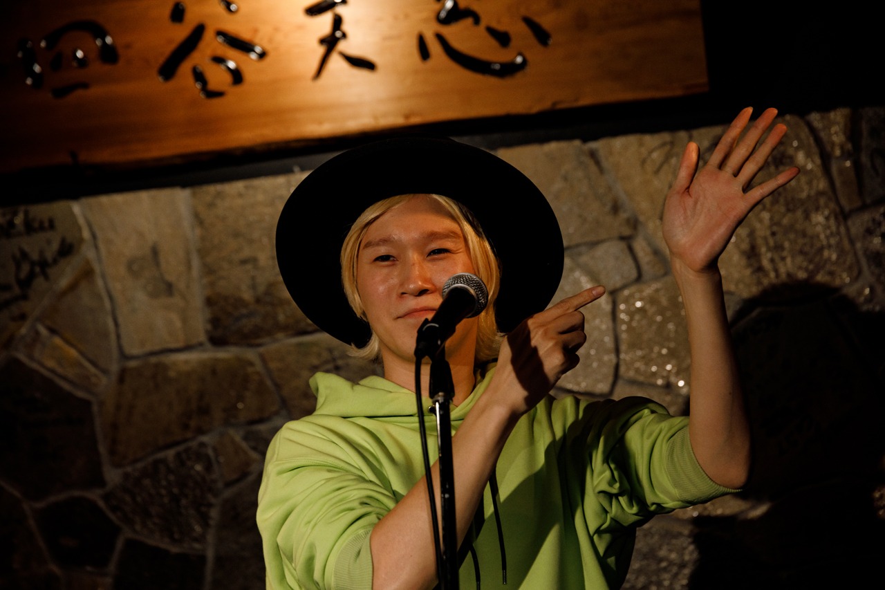 ハンカチを消した山田義孝（Vo）。（Photo by nishinaga "saicho” isao）
