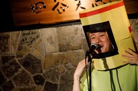 首回しのマジックを披露する山田義孝（Vo）。（Photo by nishinaga "saicho” isao）