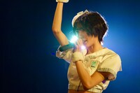 「パラダイスな片想い」をソロで披露した隈本茉莉奈。（写真提供：KING RECORDS）